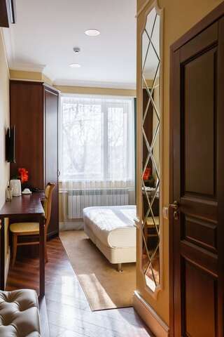 Отель Brown Hotel Нур-Султан Улучшенный двухместный номер с 1 кроватью или 2 отдельными кроватями-13